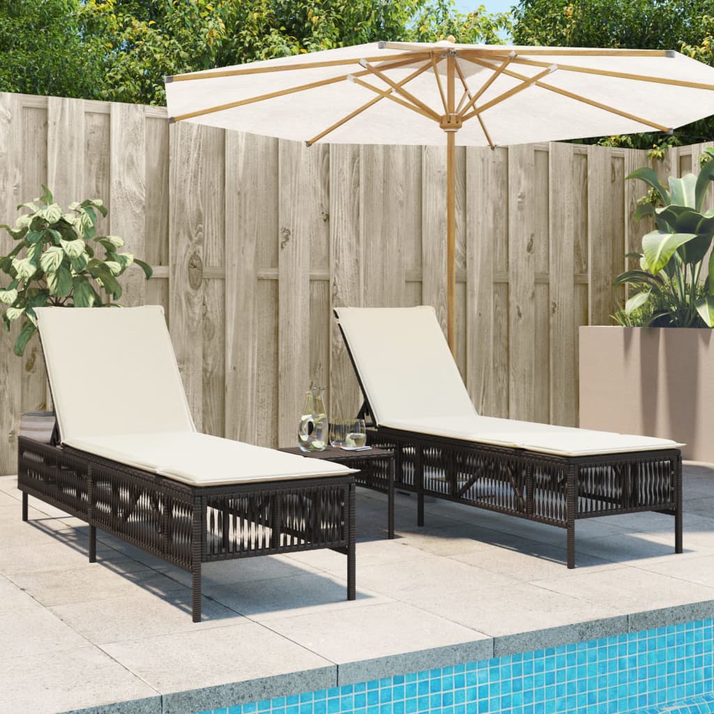 vidaXL Sonnenliegen 2 Stk. mit Tisch Braun Poly Rattan