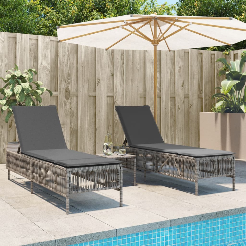 vidaXL Sonnenliegen 2 Stk. mit Tisch Grau Poly Rattan