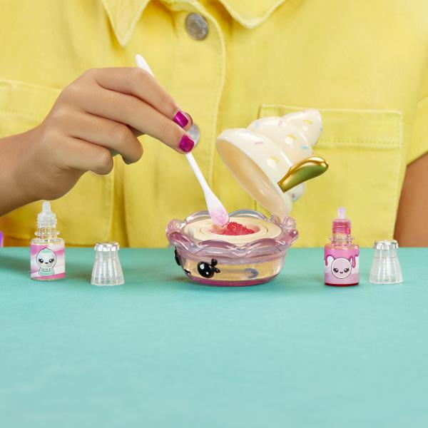 Yummiland - Bambola Grande 25 Cm Da Pettinare E Coccolare - Pet + Balsamo Labbra Profumato - Bianca - Età 4 - Image 4