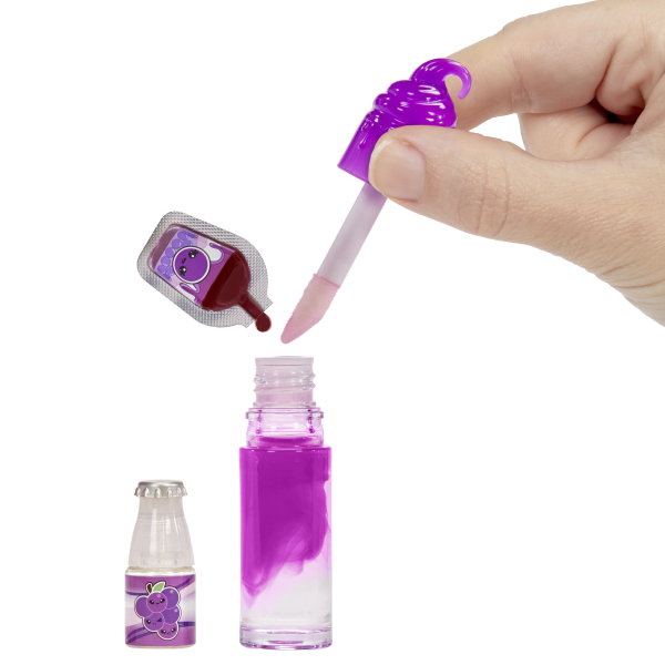 Yummiland - 1 Bambola Da 10 Cm E Un Lucidalabbra Glitterato Da Creare - Greta - Gusto Uvetta - Dai 4 Anni In su - Image 3