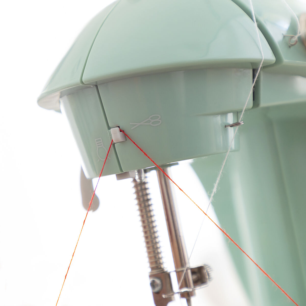 Mini Macchina Da Cucire Portatile Con Led, Rasafilo E Accessori Sewny Innovagoods - Image 3