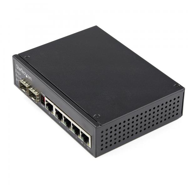 StarTech.com Switch rete LAN industriale a 6 porte - 4 porte PoE RJ45 + 2 slot SFP 30W - 10/100/1000Mbps Power over Ethernet - Commutatore/Hub gigabit switch - Montabile su guida DIN / -40&deg;C to 7
