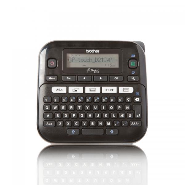 Brother PT-D210VP stampante per etichette [CD] Trasferimento termico 180 x 180 DPI 20 mm/s QWERTY (PTD-210VP [DESKTOP] - IN)