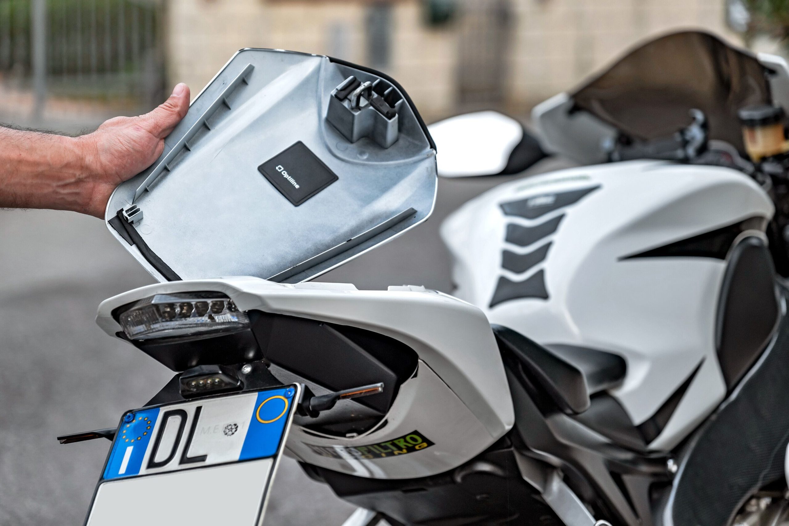 Opti Tracker Compact, Localizzatore Ultra-Sottile Adesivo - Image 3